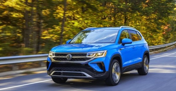 Въпреки безбройните опити, емблематичният Golf на Volkswagen така и не успя да се хареса на американските купувачи. След като Mk7 излезе в пенсия, VW промени стратегията: кросоувър щеше да заеме мястото  в гамата. След като доставките на Mk7 Golf се изчерпаха, ако американците искаха се пак Golf, но GTI или R.

Този кросоувър, заместващ Golf, дойде под формата на Taos, субкомпактен SUV, предлаган ексклузивно в Северна Америка. 
Както изяснихме, острият стил никога не е бил силната страна на Volkswagen и това личеше в Taos. Неотдавнашен фейслифт се опита да разнообрази малко нещата и въпреки че Taos вече е далеч от по-старите модели на VW, той все още не е нищо особено. На пазар, където стилът е от ключово значение и конкурентите включват Ford Bronco Sport, Hyundai Kona и Mazda CX-30, това не помага.